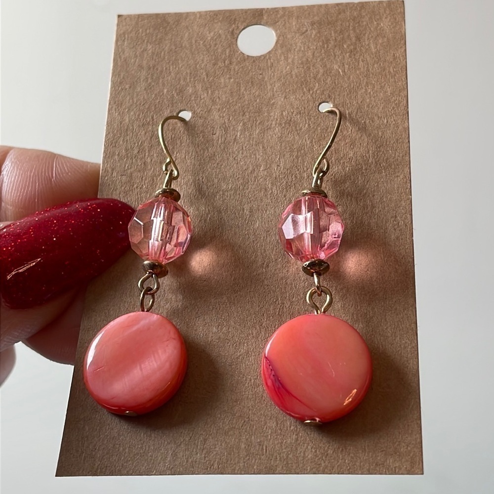 💐5/25 mother of pearl natural shell faceted acrylic bead gold tone dangle - Picture 2 of 6